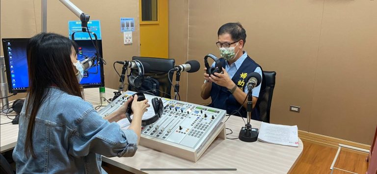 圖片說明 : 臺東縣警局婦幼警察隊組長胡陽年，前往教育電臺於主持人徐恩容所主持「波麗士筆記」節目。（記者林秀貞∕翻攝）