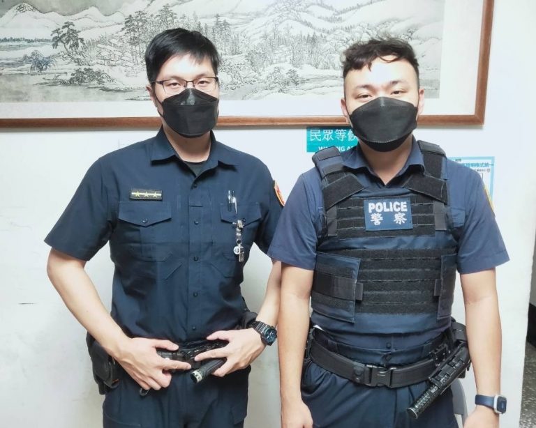 圖片說明：文山第二分局萬盛派出所警員曹乃文（左）、蔡宗臻（右）深夜找到離家少女。(記者葉鈞宇翻攝)