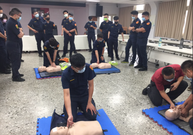 圖片說明：永和分局長陳保安率內、外勤主管及全體警察同仁一起學習救命術。(記者劉芸圻翻攝)