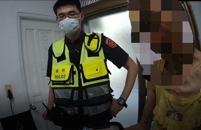 圖片說明：信義分局福德街派出所警員林韋廷、林彣庠因擔心民眾可能發生危險，前往報案地址查看。（記者馬治薇翻攝)