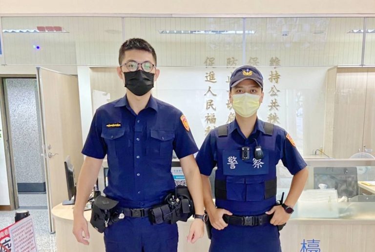 圖片說明：南港派出所警員左：洪振偉、右：陳昭男接獲通報即刻現場協助。(記者徐歆媛翻攝)