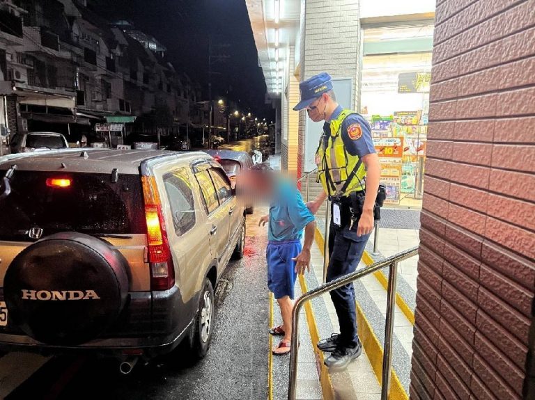 圖片說明：樹林分局山佳派出所員警柯政宏、林沅圻深夜協助一迷途老翁返家。(記者林艾錡翻攝)