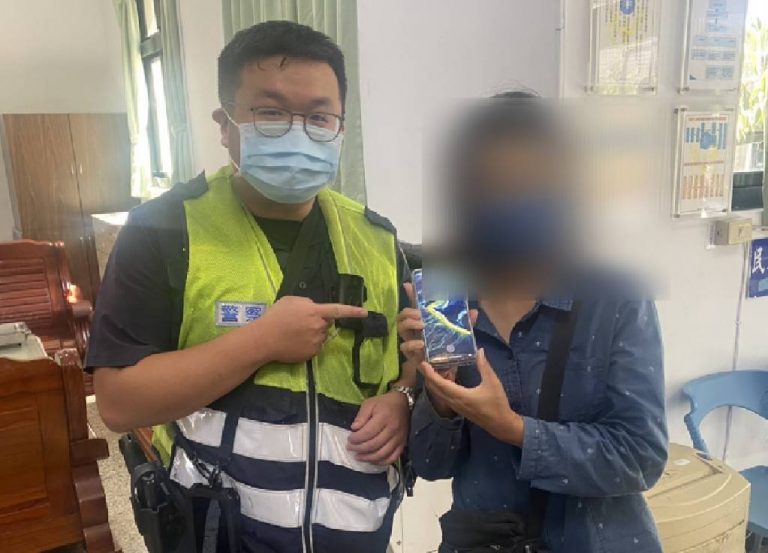 圖片說明：樹林分局員警葉宗豪及林沅圻熱心協助婦人尋找遺失手機。(記者宋紹誠翻攝)
