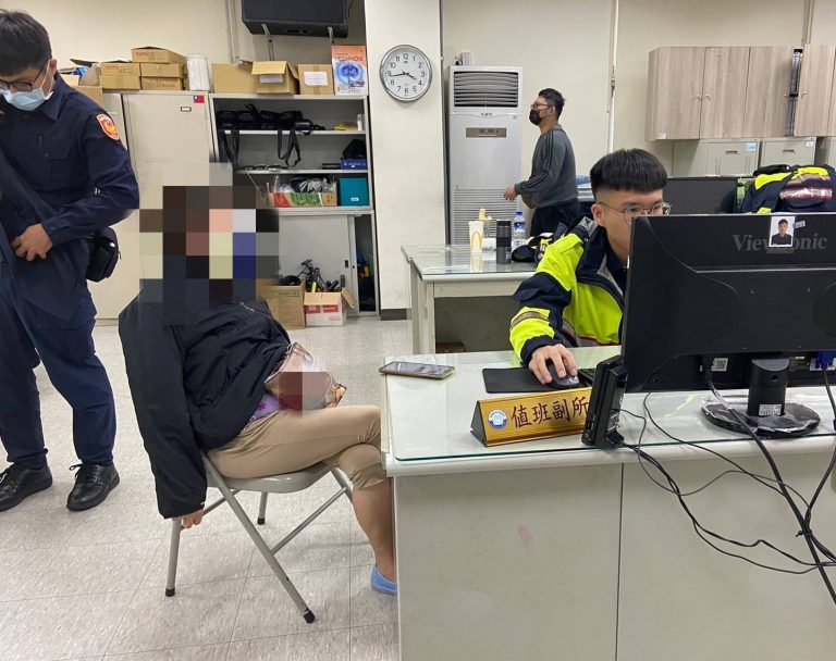 圖片說明：南崁所員警與銀行行員阻止姜姓婦人落入詐騙集團圈套。（記者宋紹誠翻攝）