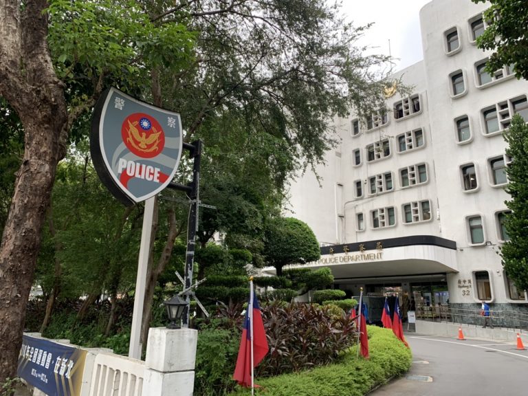 圖片說明：新北市警察局今天上午公布人事調動，二線一的基層派出所所長到二線三的警務正等，共有104名官警異動。(記者戴昱弘翻攝)