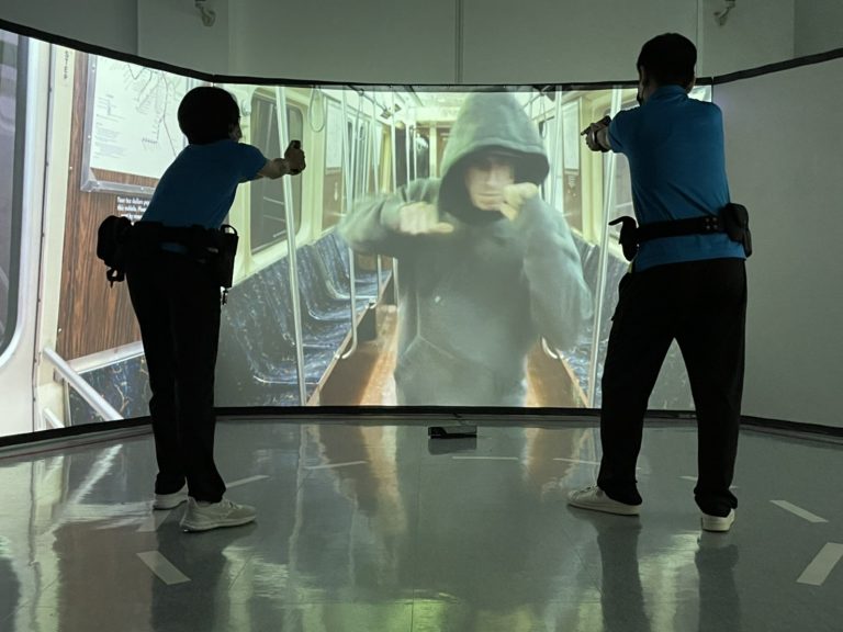 圖片說明：新北警有全國最大的情境靶場，可呈現180°、300°環繞視野效果，電腦有多達700多種警察執勤狀況情境模擬。（記者戴昱弘翻攝）