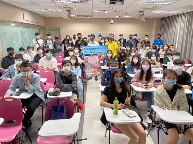 圖片說明：士林分局聯合文化大學強化新生機車族防禦駕駛觀念。(記者徐歆媛翻攝)