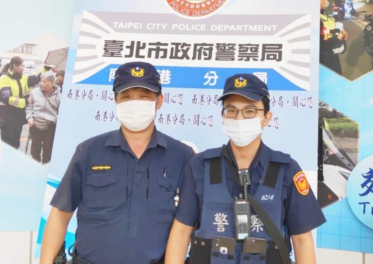 圖片說明：南港分局玉成派出所警員（左：潘孟俞）（右：楊智凱）協助失智婦人返家。(記者徐歆媛翻攝)