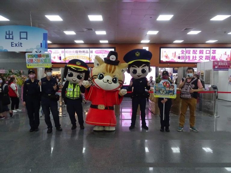 圖片說明：分局長陳金城領軍在台北寵物展參與 「反詐騙！防扒竊！反毒品！」宣導。(記者林艾錡翻攝)