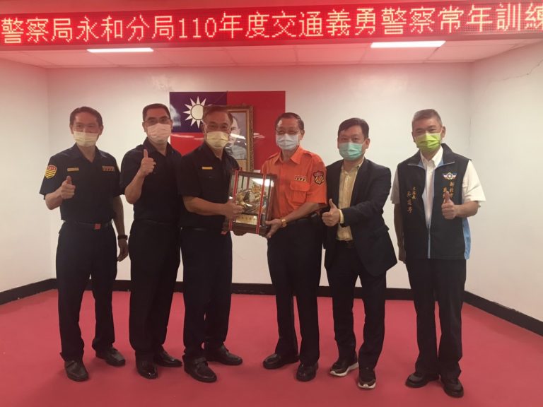 圖片說明：為感謝這群默默付出的馬路英雄，新北警局長黃宗仁親自到場頒獎打氣。(記者宋紹誠翻攝)