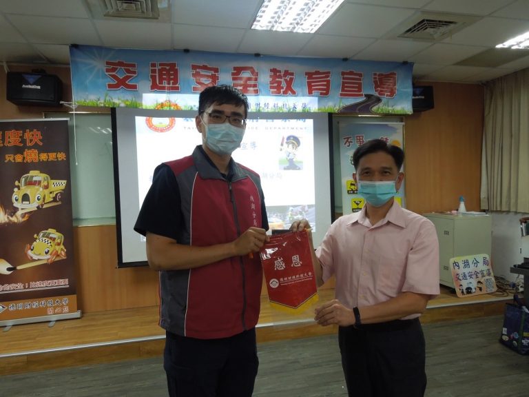 圖片說明：內湖分局交安宣導員與生輔組長合影。(記者徐歆媛翻攝)