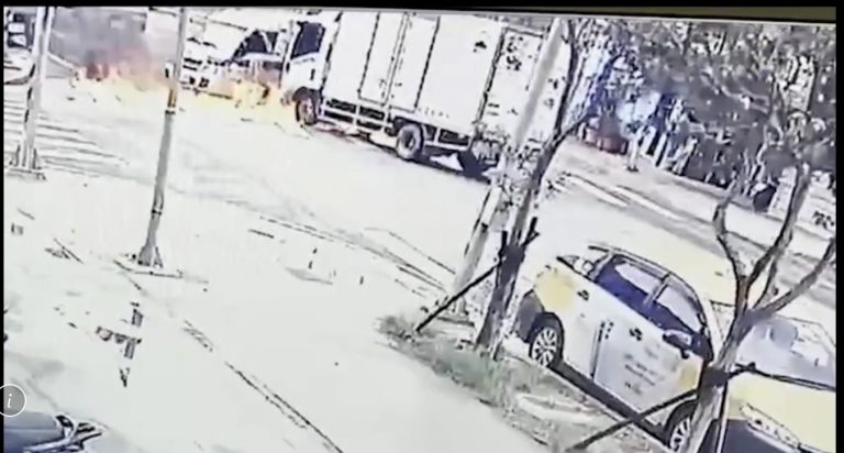 圖片說明：林口區忠福路與南勢二街口發生一起追撞車禍，兩車撞擊後瞬間起火燃燒。(記者馬治薇翻攝)