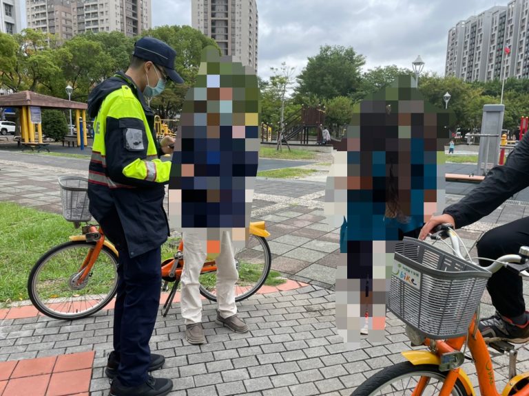 圖片說明：林口分局文林所員警徐藝軒與曾士瑋尋人經驗豐富，神速找到走失的姐妹。(記者馬治薇翻攝)