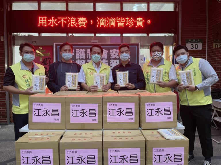 圖片說明:立法委員江永昌親送國宴米(破案米)300斤,感謝中和分局守護治安不遺餘力。(記者馬治薇翻攝)