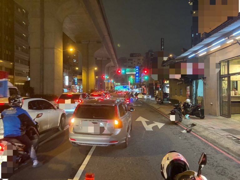 圖片說明：警方獲報後火速趕往現場，緊急協助林女送醫搶救。（記者戴昱弘翻攝）