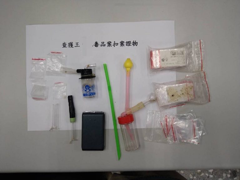 圖片說明：警方於邱姓及郭姓毒蟲身上搜出之安非他命吸食器、殘渣袋等證物。（記者戴昱弘翻攝）