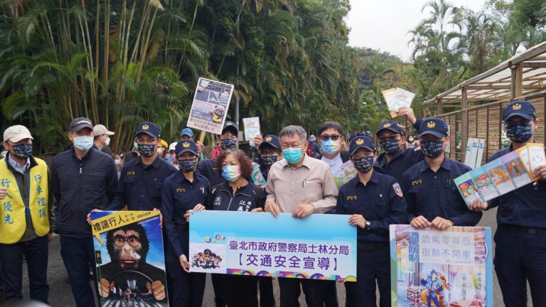 圖片說明：士林分局交通安全宣導團帥警靓警，陪同市長一起向賞花朋友宣導交通安全之重要性。(記者徐歆媛翻攝)