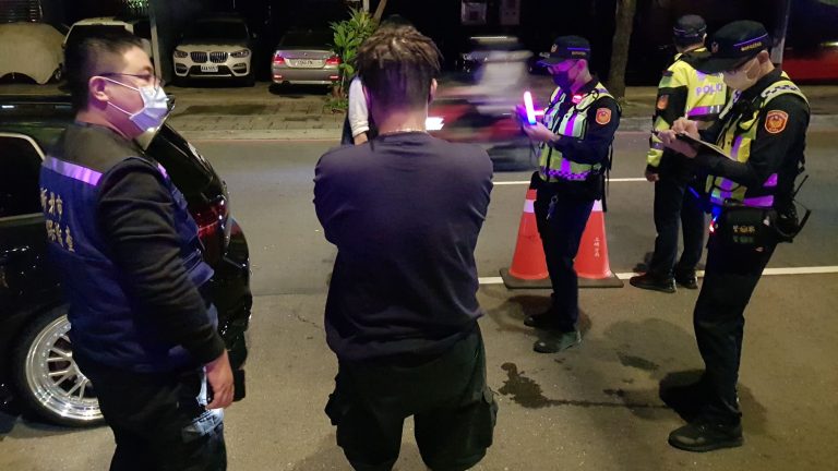 圖片說明： 三峽分局與環保局加強實施稽查路檢。(記者宋紹誠翻攝)