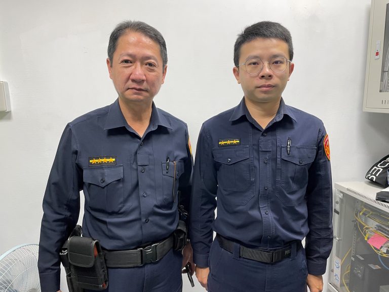 圖片說明：內湖分局潭美派出所巡佐楊錦棠、警員洪嘉駿積極勸說耐心的解釋攔阻詐騙。(記者徐歆媛翻攝)