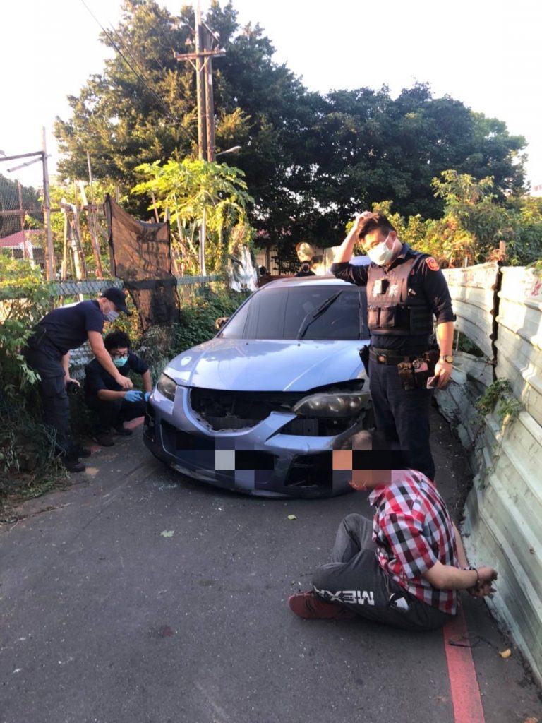 圖片說明：新北保安大隊第二中隊小隊長吳永承、警員蔡錚臆、簡順興於土城執勤時逮獲欲逃避盤查的通緝毒犯。(記者戴昱弘翻攝)