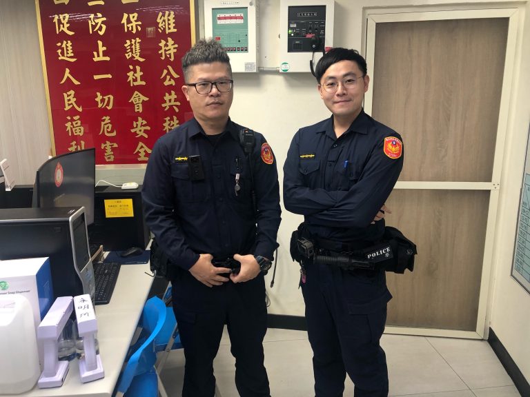 圖片說明：永明派出所警員林有松及徐立佳積極阻止女子有詐勿匯款。（記者馬治薇翻攝）