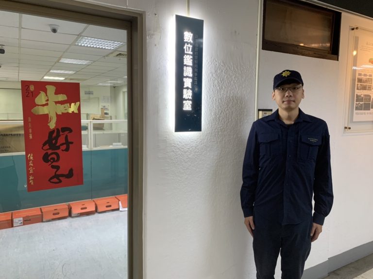 圖片說明:新北刑事鑑識中心警務員蘇愷安透過親緣比對,找到迷途14年的無名屍家屬。(記者戴昱弘翻攝)