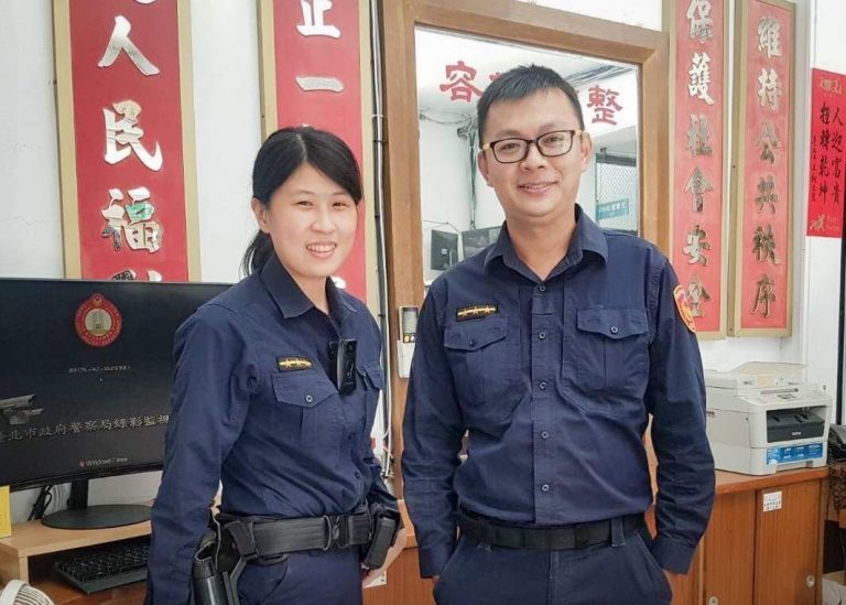圖片說明:南港分局舊莊派出所警員蔡昌裕、蘇恩加與熱心民眾遂一同將其攙扶欲護送其返家。(記者林[鈞澤翻攝)