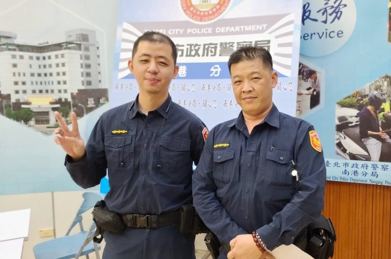 圖片說明:玉成派出所員警潘孟俞、許人介於日前執行巡邏勤務,協助一位迷途的失智老翁與家人團聚。(記者徐歆媛翻攝)