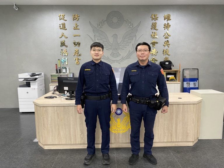 圖片說明：士林分局社子派出所警員李明景、陳宏洲陪同攙扶護送老婦人返回住家。(記者徐歆媛翻攝)
