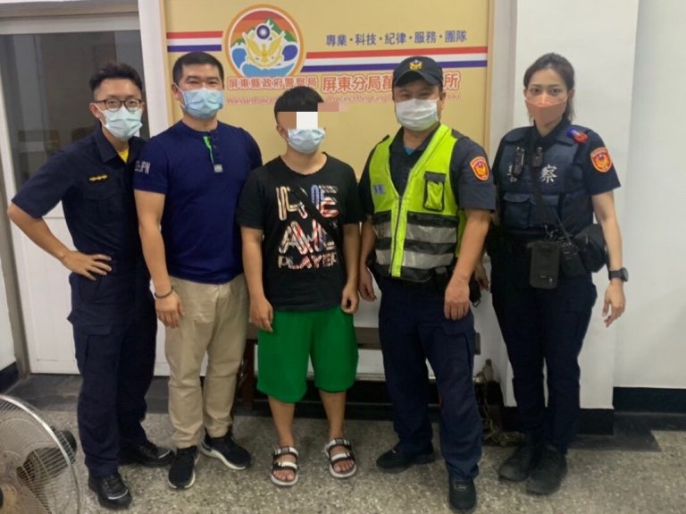 圖片說明:板橋分局防治組警員王閔南,在屏東萬丹派出所與當事人家屬(侄)及協助員警合照。(記者徐歆媛翻攝)