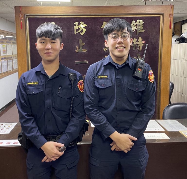 圖片說明：大觀派出所員警游唐胤、陳建舟自掏腰包提供甜點、牛奶讓男童充飢。(記者徐歆媛攝)