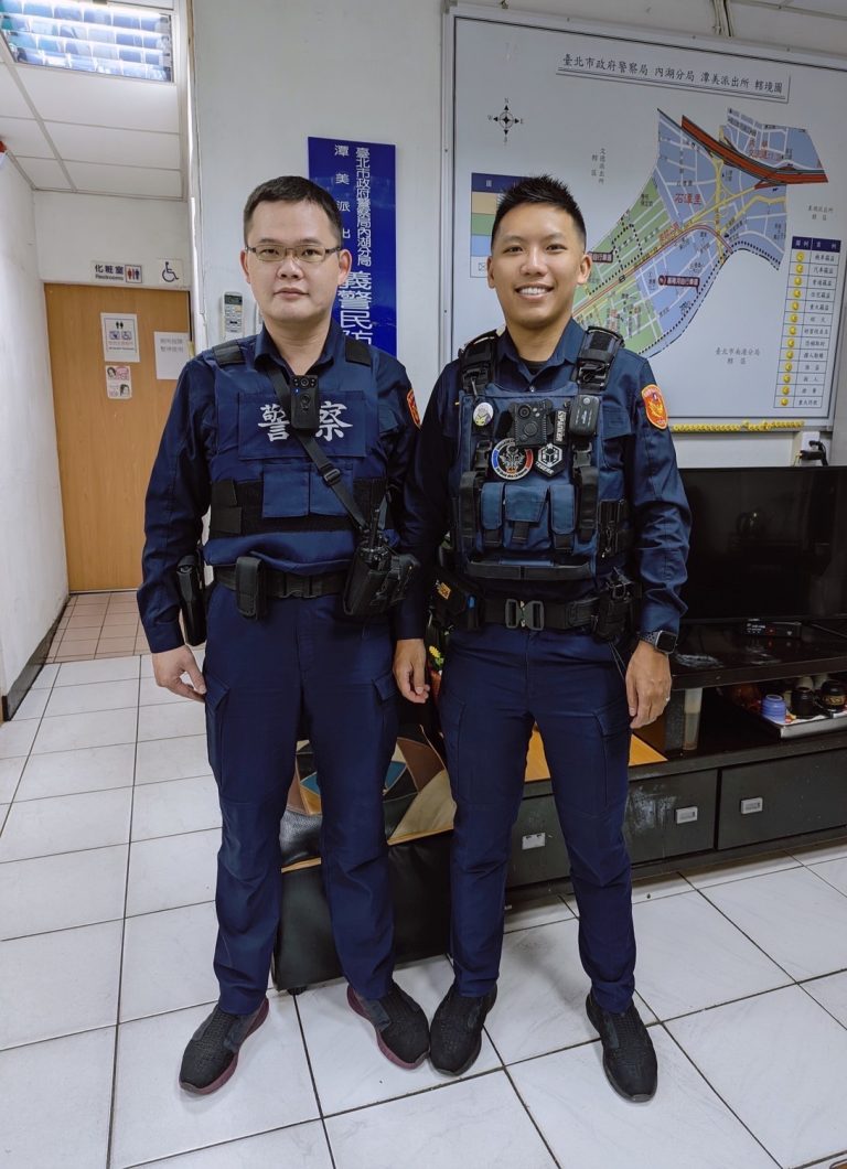 圖片說明：潭美派出所警員黃健峰(左)、翁鈺棠(右)協同將情緒激動的T女送上救護車送往醫院診治。(記者林艾錡翻攝)