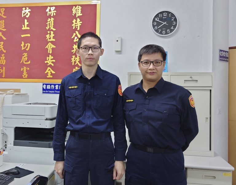 圖片說明：大湖派出所警員謝承樺、曹肇夫接獲中國信託銀行東湖分行通報立即到現場協助。(記者林艾錡翻攝)