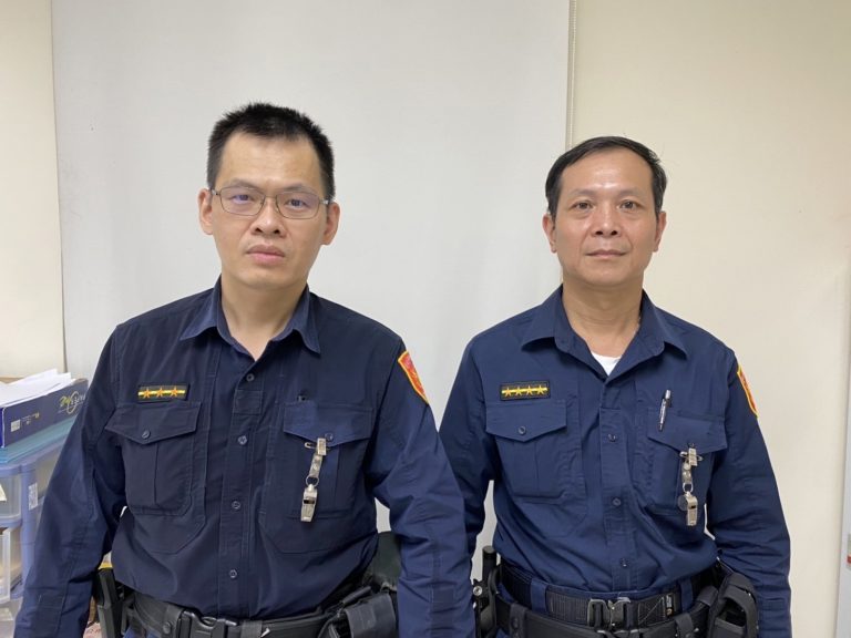 圖片說明：內湖分局西湖派出所巡佐林維聖及警員謝嘉勳與救護人員鍥而不捨下終於搜救成功。(記者林鈞澤翻攝)
