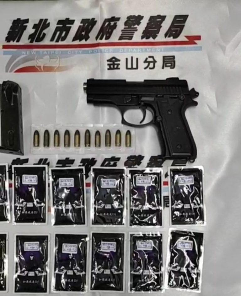 圖片說明：金山警分局破獲蔣姓主嫌為首之販毒集團，並起獲改造手槍1枝、彈匣1個及子彈10顆、毒品等證物。（記者戴昱弘翻攝）
