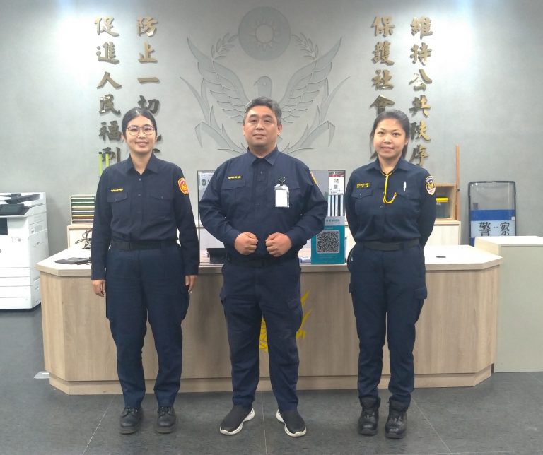 圖片說明：社子派出所（圖左至右：警員戴玉華、巡佐方信為、實習學生程筱茜）獲報案人及家屬於網路社群表揚肯定。(記者林鈞澤翻攝)