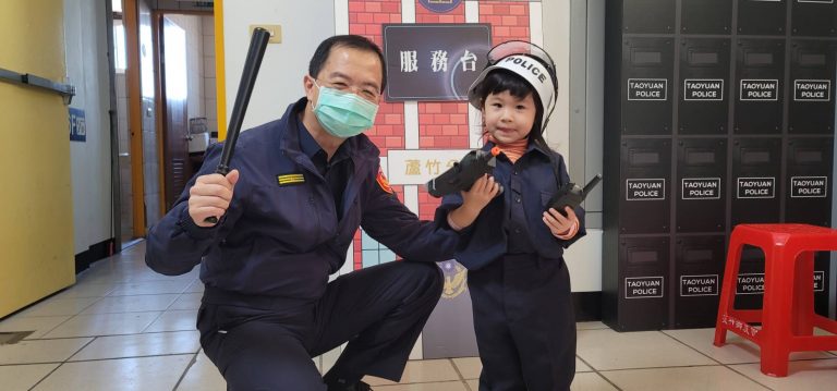 圖片說明：蘆竹分局舉辦「小小警察」體驗營活動，分局長陳清華（左）與現場萌警合影。（記者宋紹誠翻攝）