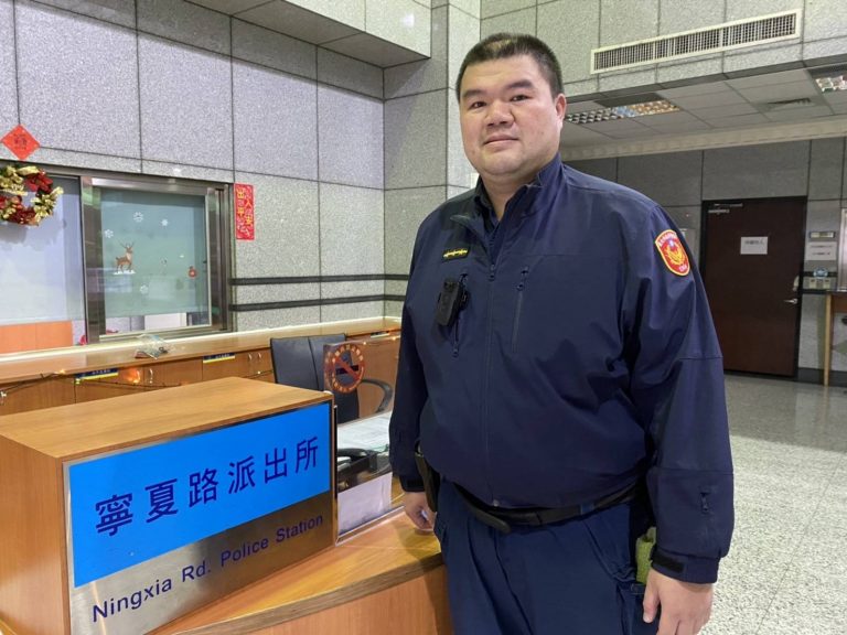 圖片說明：寧夏路派出所員警吳立仁，耐心而溫暖地引導民眾不被詐騙。（記者朱珈瑩翻攝）