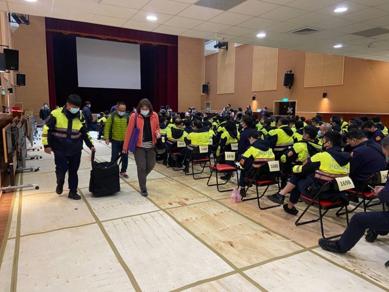 圖片說明：永和分局此次動員警力及協勤民力共同執行投開票所警衛任務。(記者馬治薇翻攝)