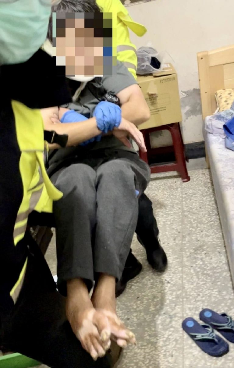 圖片說明：獨居老人在家摔倒無力求援，石門所員警李宗翰獲報立即聯絡消防隊救援。(記者趙靜姸翻攝)