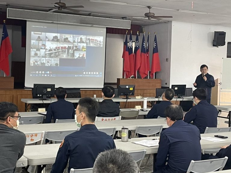 圖片說明:金山分局凌晨嚴正以待護送公投選票,並規劃現場執勤配置。(記者趙靜姸翻攝)