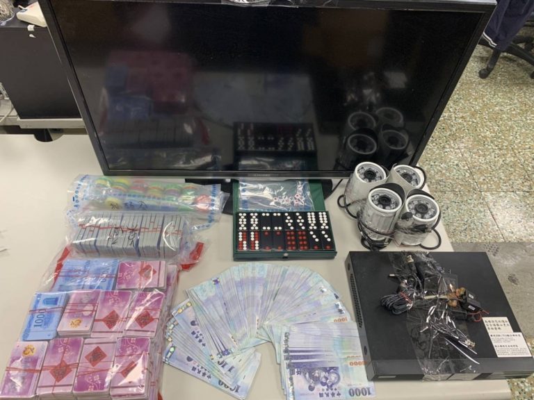 圖片說明:永和警分局今(3)日晚間破獲一起藏身於民宅內的天九牌賭場。(記者馬治薇翻攝)