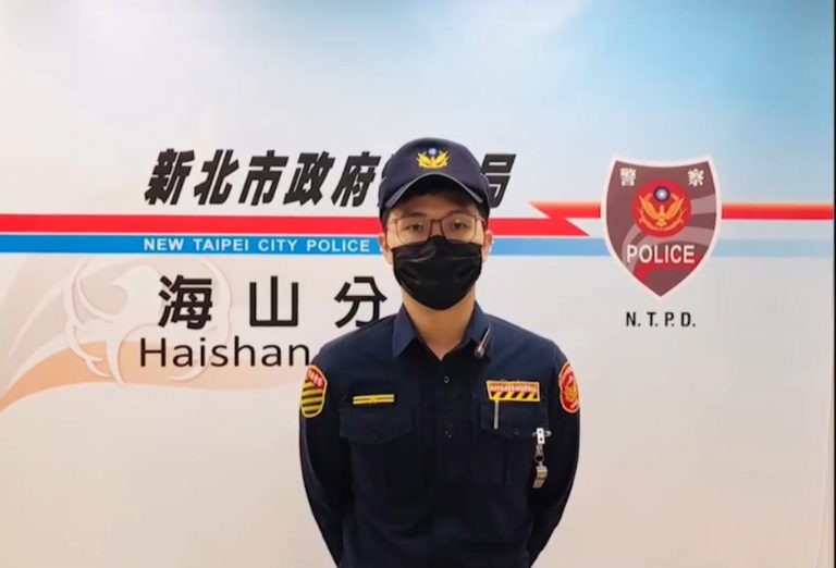 圖片說明：海山交通分隊長高健展說明畫面。 (記者林艾錡翻攝)