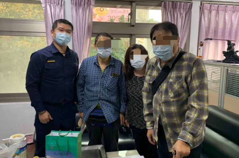 圖片說明：板橋分局防治組警員王閔南，尋人高手又再次為民眾完成相隔陰陽兩地另類團聚的任務。 (記者林艾錡翻攝)