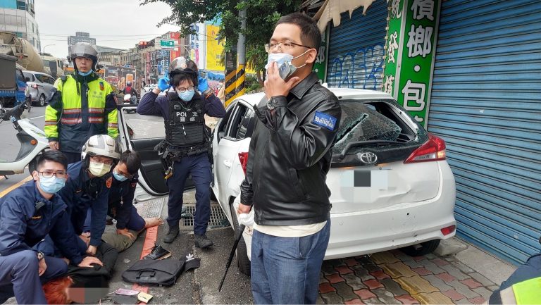 圖片說明:板橋警持警棍擊破3嫌所駕的汽車車窗不慎在過程中被割傷。大批警力在現場找尋擊發的彈殼。(記者林艾錡翻攝)