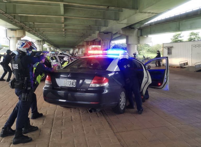 圖片說明：板橋分局長劉烱炫帶領警方參與，並結合臺灣銀行板橋分行舉辦防搶演練。 (記者林艾錡翻攝)