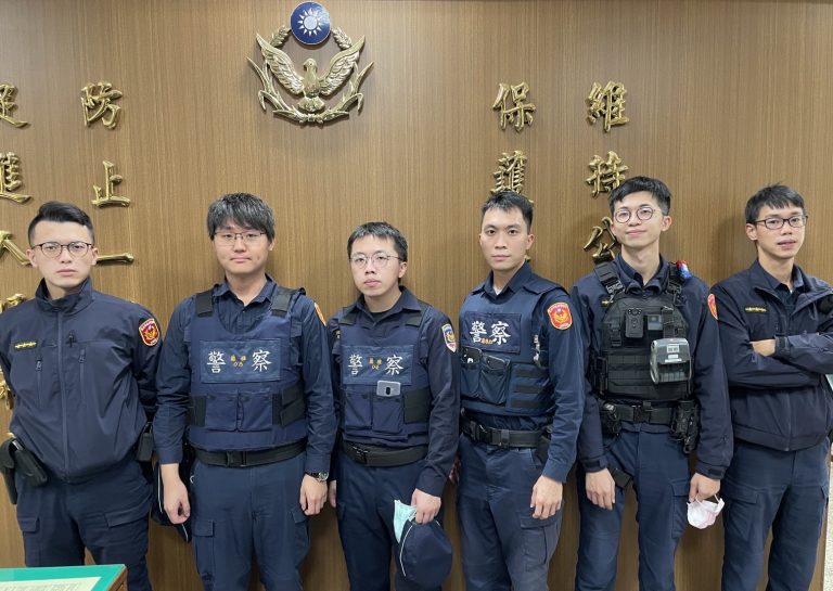 圖片說明:蘭雅派出所警員吳亭毅、鄭文諺接獲行員通報疑似詐騙,加派警員張呈榮、李閎緯、陳品安、實習生李永傑到場攔阻。 (記者徐歆媛翻攝)