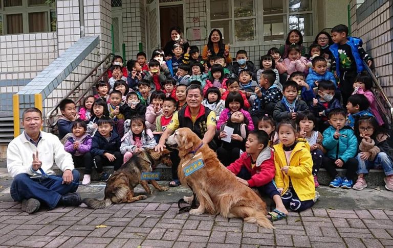 圖片說明：照生會狗狗（東東、南南、西西）到鶯歌二橋國小做生命教育。（翻攝自照生會FＢ）