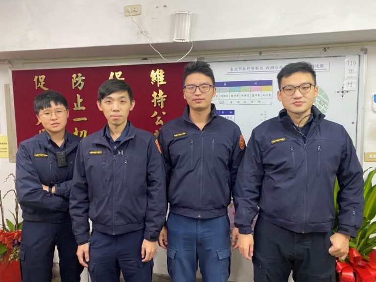 圖片說明：東湖派出所警員張瀞云(左一)、施誌恩(左二)、羅玉堂(右二)、甘哲安(右一)(記者劉芸圻翻攝)