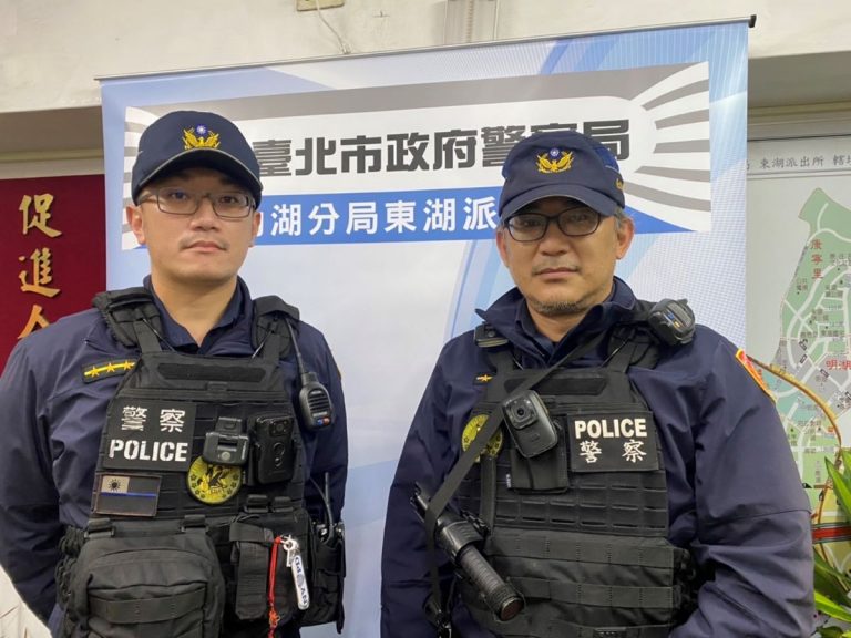 圖片說明：東湖派出所警員楊勝閔(左)、張毅恒(右)(記者劉芸圻翻攝)